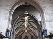 Christ en croix (XVIe) entre saint Jacques et saint Philippe (XVe).