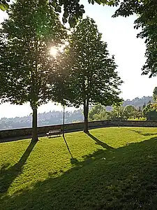 Promenade aménagée le long du périmètre des remparts