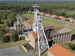 Les puits nos 1 (premier-plan) et 2 (arrière-plan) de la fosse Arenberg.