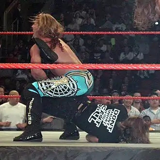 Chris Jericho portant à Shawn Michaels le Walls of Jericho (Elevated Boston Crab).