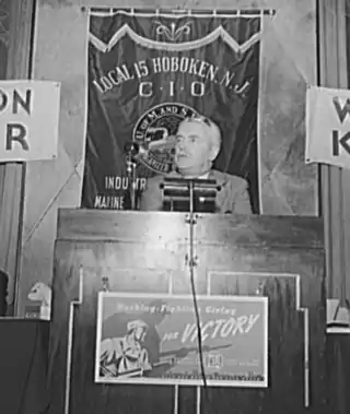 Walter Nash, ministre des Finances de Nouvelle-Zélande et ambassadeur aux États-Unis, s'adressant à des ouvriers américains de l'industrie navale en 1942