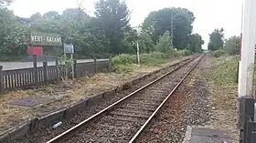 Photographie montrant le quai de la halte, qui n'est pas entretenu.