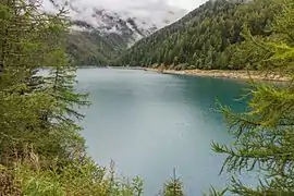 Vue du lac devant le barrage.