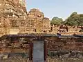 Ruines de la galerie couverte et en arrière-plan socle du prang principal