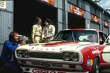Ludwig (à d.) et Karl-Ludwig Weiß (à g.), sur Ford Capri en 1973 au Nürburgring.