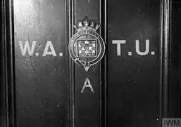 La porte d'entrée du  WATU. L'écusson est une relique du destroyer HMS Tactician, rayé des listes en 1931.