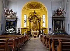 Vue intérieure de la nef vers le chœur avec les autels baroques.