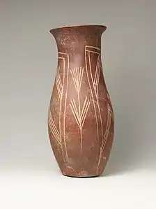 Vase à décor blanc/rouge, lignes et plantes. H. 28,5 cm.Terre cuite peinte.Metropolitan Museum of Art