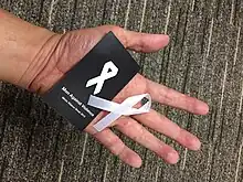 Un ruban blanc à Singapore pendant la campagne White Ribbon en 2015