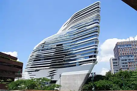 Le Jockey Club Innovation Tower (en), à Hong Kong (par Zaha Hadid, 2013).