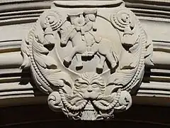 Ancien relais de poste.Emblème du postier sur la clé de l'arc (XVIIe siècle).