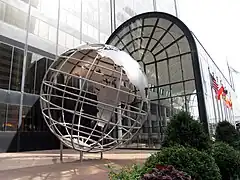 Le globe au rez-de-chaussée, à l'angle nord-ouest de l'édifice.