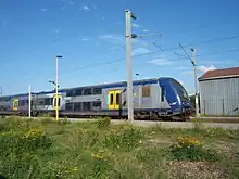 Photographie d'un train TER à Wimille en 2006, sous le soleil