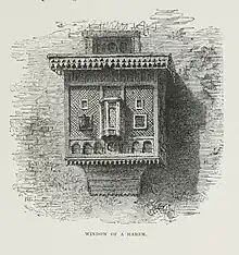 Fenêtre grillagée à moucharabieh dépassant du côté d'un bâtiment du harem, Égypte