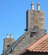 Pierre de sorcières sur mur pignon.