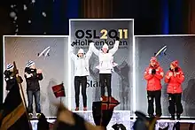Podium du Team Sprint, avec deux skieuses sur chacune des trois marches.