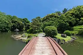 Passerelle en bois au jardin national de Shinjuku gyoen  (juin 2019).