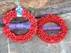 Couronnes de coquelicots artificiels pour commémorer la fin de la Première Guerre mondiale en Australie.