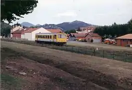 Un autorail X 2200 livrée jaune, aperçu à la sortie de la gare d'Espéraza durant l'été 2000 lors de l'un de ses derniers trajets sur cette ligne.
