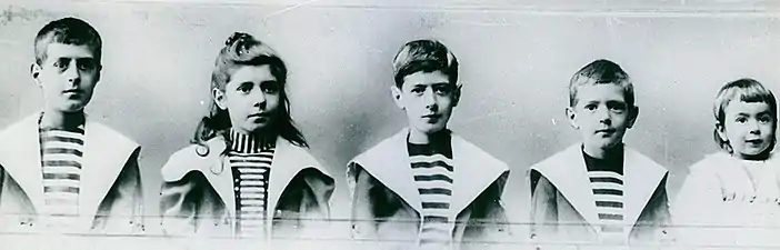 De gauche à droite : Xavier, Marie-Agnès, Charles, Jacques et Pierre de Gaulle vers 1899.