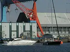 Le voilier Bellatrix et le mini-yacht Sirius A stocké à l'intérieur du Grand Bleu.