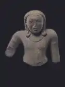 Kubera (?) dans la pose du délassement royal. Sud Cambodge ou Vietnam. Fin VIe-déb. VIIe s. Grès. Met