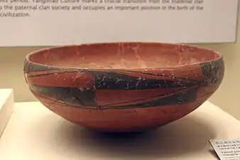 Bol/écuelle type bo, terre cuite argileuse rouge, engobe rouge orangé peint en noir: symétries, type Banpo. D. ouv. 38&nbsp;cm. Musée provincial du Henan, Zhengzhou