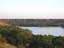 Vue d'un cours d'eau au milieu d'un canyon.