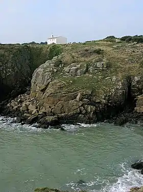 Falaise en contrebas de la chapelle de la Meule sur l'île d'Yeu