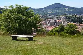 Le suc d'Ayme (au fond) depuis la colline de Saint-Roch (918 m) à Yssingeaux.