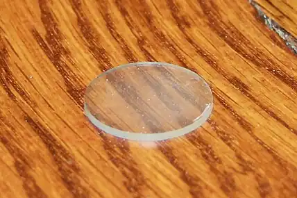 Disque en yttralox (Y2O3 avec environ 10 % de ThO2 assurant ses qualités optiques), l'une des premières céramiques transparentes.