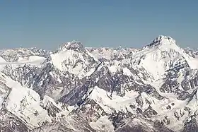 Le Yukshin Gardan Sar (au centre gauche) et le Kanjut Sar (à droite).