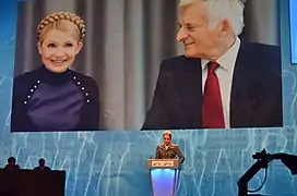 Ievhenya Tymochenko s'exprimant sur la détention de sa mère à un congrès du PPE (Marseille, 2011).