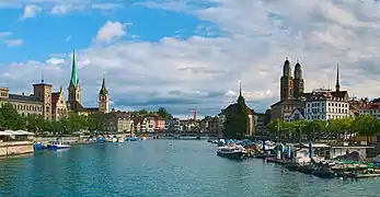 La Limmat depuis le Quaibrücke (de), vers le sens du flot descendant. On voit l'église Fraumünster, le Zunfthaus zur Meisen, la Wasserkirche, et la Grossmünster. Juillet 2020.