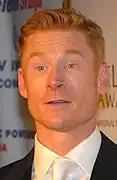 Zack Ward interprète Roger