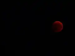 Lune rouge vue de Bączal Górny, Pologne.