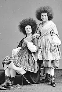Photographie promotionnelle de deux femmes aux cheveux crépus.