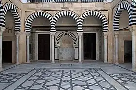 Vue de la cour principale du mausolée Sidi Abid el Ghariani.