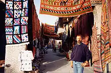 Boutique, gens et tapis.