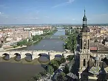 Saragosse, l'Èbre et la Puente de Piedra, vus du clocher de la basilique Pilar.