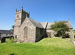 La nef du XIIe siècle, la tour du XIIIe siècle et le cimetière sur un site de l'âge du bronze.