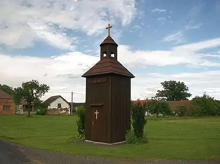 Clocher-tour en bois.