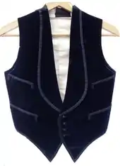 Photo contemporaine de gilet d'époque sur cintre.