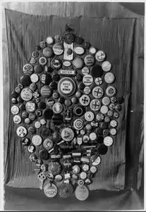 photo en noir et blanc d'une série de boutons de taille et forme différentes.