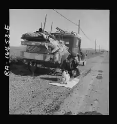 « Fauchés, bébé malade et problème de voiture ! ». Famille du Missouri dans les environs de Tracy, Californie. Février 1937.