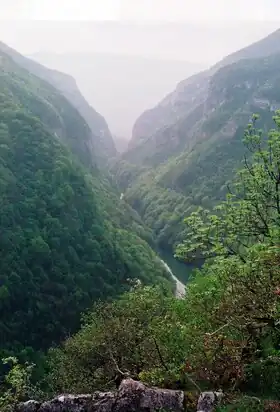 Le défilé du Fier entre la montagne des Princes (à droite) et le Gros Foug (à gauche) vu des ruines de l'église Saint-André.