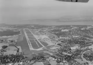 La piste et l'aéroport vue du sud-ouest en 1968.