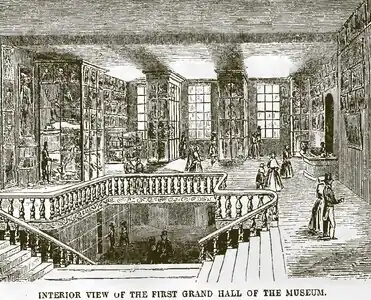 Gravure, intérieur de musée avec vitrines et escalier.