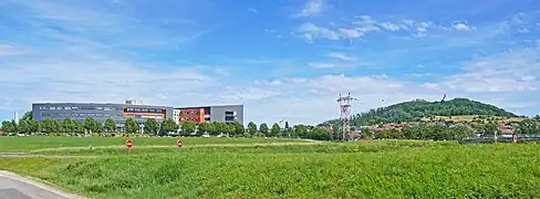 Vue éloignée avec la colline de la Motte sur la droite.