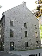 Cheminée disposée en chicane